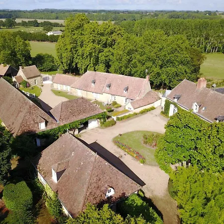 Avec Piscine Chauffee, Tennis Et Jardin Pres De Beaumont-sur-sarthe *