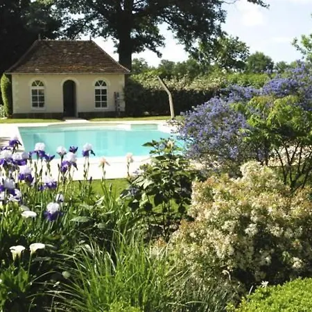 Avec Piscine Chauffee, Tennis Et Jardin Pres De Beaumont-sur-sarthe