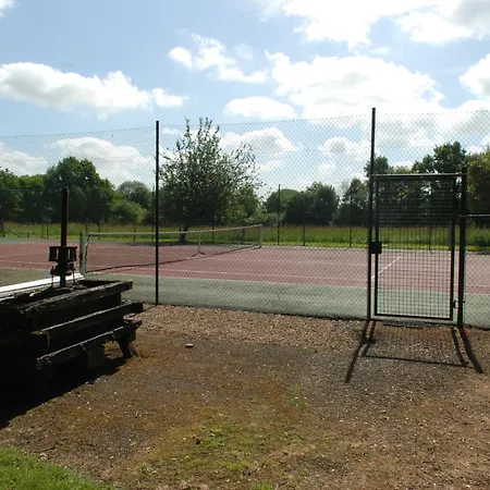 Avec Piscine Chauffee, Tennis Et Jardin Pres De Beaumont-sur-sarthe Country house Maresche
