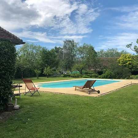 Avec Piscine Chauffee, Tennis Et Jardin Pres De Beaumont-sur-sarthe Maresche